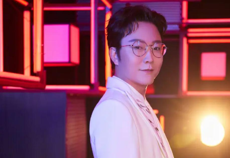 |44岁李玉刚小腿肌肉撕裂！坐轮椅上节目，走路靠2人搀扶