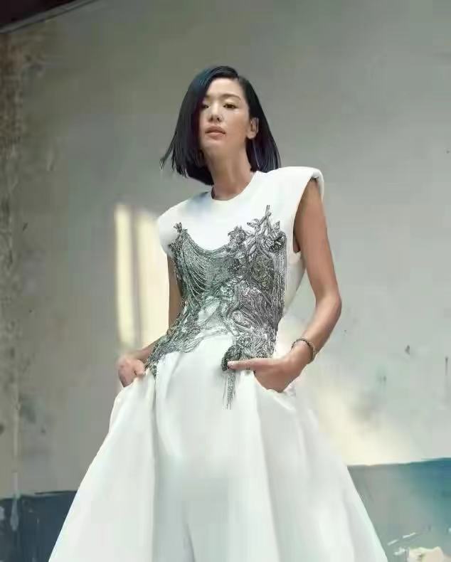 全智贤|全智贤带儿子外出玩耍！头发油得打柳弯腰驼背，儿子帅脸太随妈妈