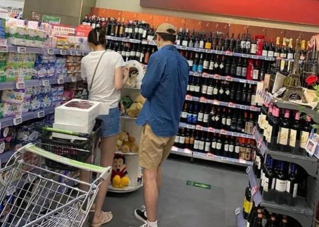 杨立新|65岁杨立新罕露面!与关凌同框忆《我爱我家》,笑容爽朗超慈祥