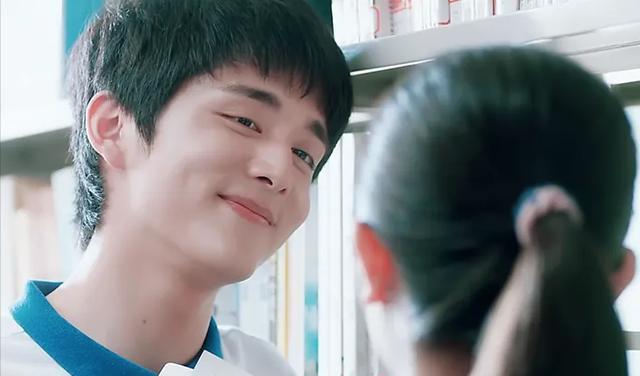 张新成|张新成新剧海报翻车，拿额头贴女生脖子气氛暧昧，网友直言油腻