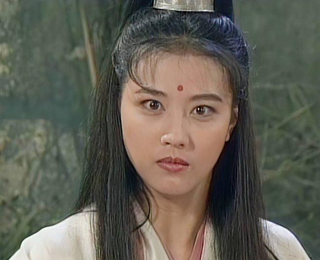 周海媚|56岁演员周海媚拍写真:五官在线,皮肤紧致无赘肉,腰部弧线优美