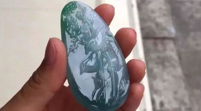 翡翠|大叔拿私房钱买下的南齐翡翠原石，切出糯冰种绿色花，单车变宝马！