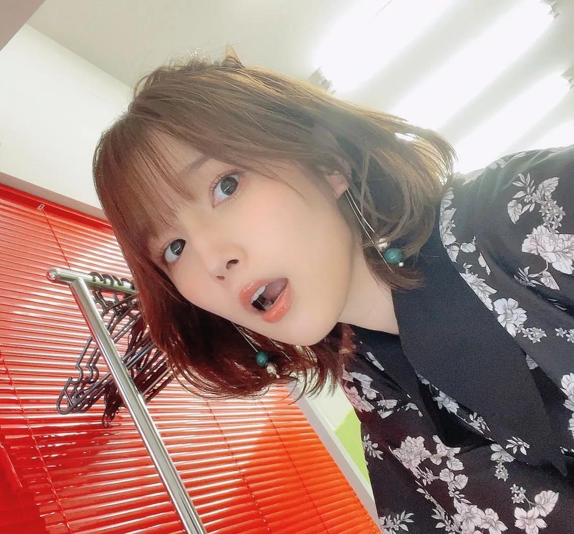 医美 内田真礼清新日系穿搭自拍，淡妆短发翘舌尖