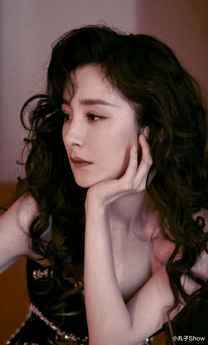 杨幂|杨幂一直火是有原因的，性感抹胸裙诠释复古港风，戴鸽子蛋太抢镜