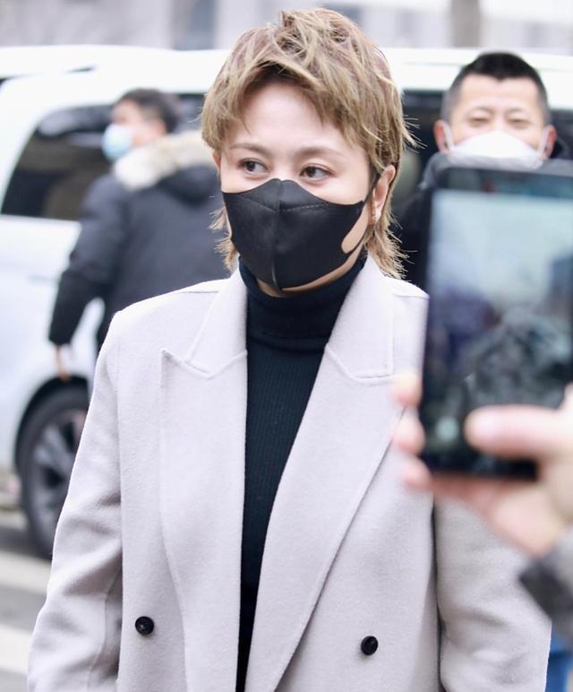 张小斐|春晚第二次联排：张小斐外套过万，朱一龙穿校服，宋茜像肉松面包