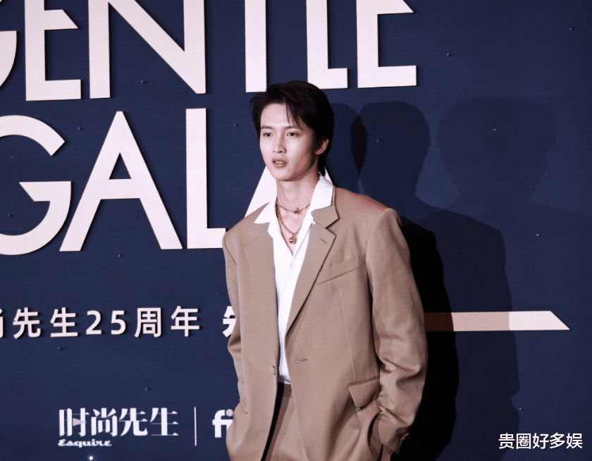 开端|时尚先生盛典，龚俊竟和女明星杨芸晴撞衫了，撞衫不可怕谁丑谁尴尬