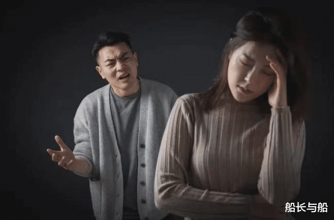 61岁大爷哭诉:早年做错两件事,生病后被老伴和子女送进养老院