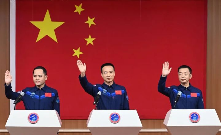 苦等24年,航天员邓清明将乘神十五飞船首次上天:祖国需要就幸福