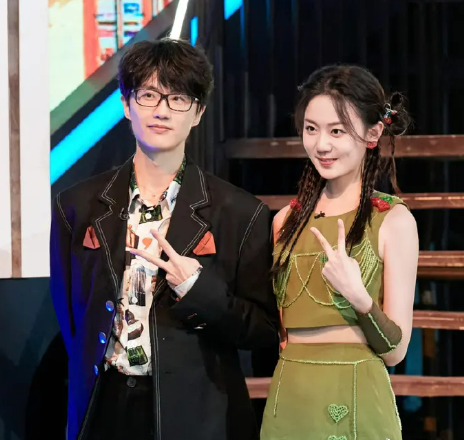 许嵩|许嵩恋情被调侃,有人直言是铁树开花,有人直呼还好是女的