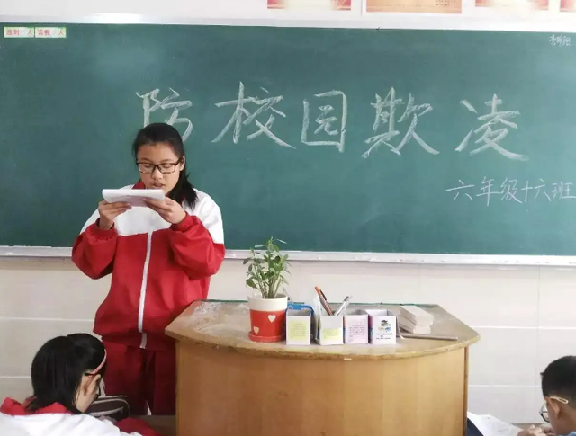 家长是外卖员,女儿遭同学贴侮辱性的纸条!现在的学生到底怎么了