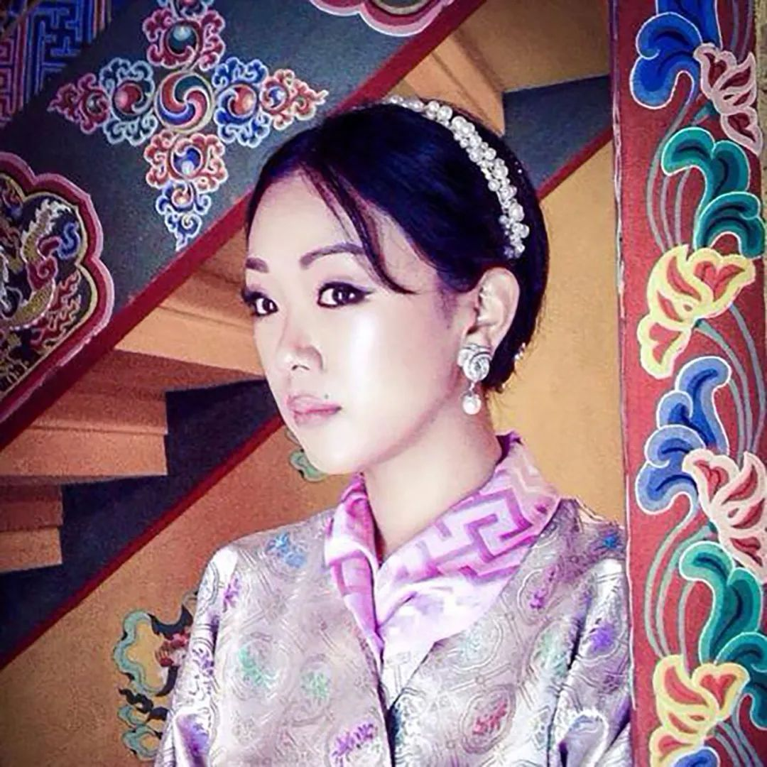 辛格|不丹大公主个子娇小，俏皮仰望凯特，二公主凤眼迷人比纪子妃还美