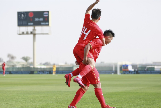 国足|4-2！恭喜中国男足！国产新C罗出炉，1场4球+伤退，泰国门将摇头