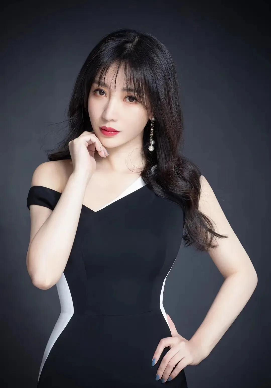 古力娜扎|柳岩已经40岁看起来状态极佳如少女般，她确实越来越年轻、漂亮