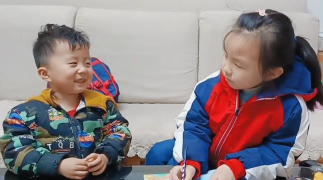 |郭威一家四口跳琪琪恰恰舞蹈，悦悦节奏感好，田静像怀三胎