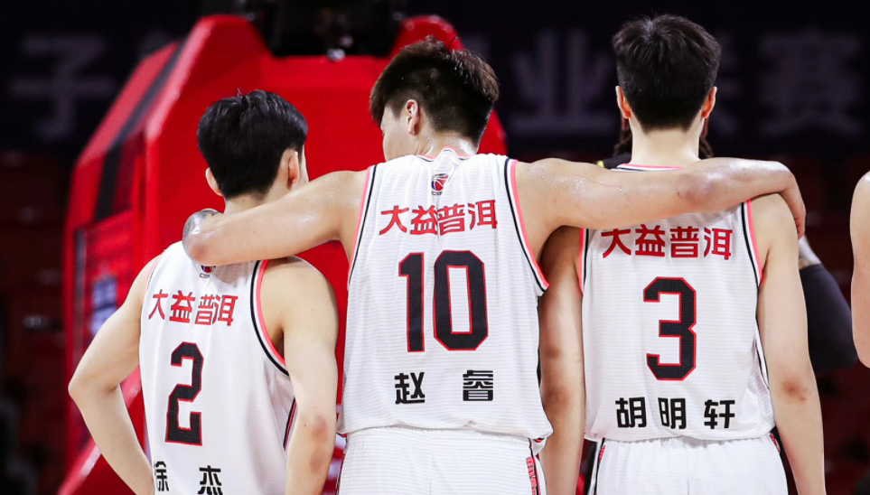 广东男篮|杜锋头大了！广东队7名核心等待续约，只有2个顶薪名额，让朱芳雨怎么办？