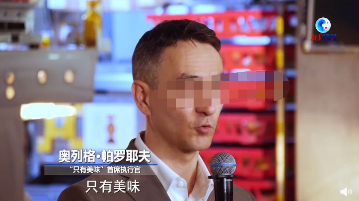 麦当劳“制服黑丝”服务员火了!
