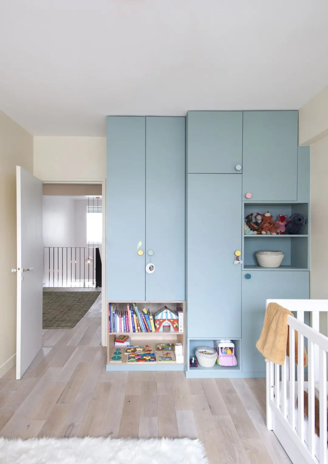 跃层抢手有原因,朋友的这套109㎡房,家里的每1㎡都利用到位