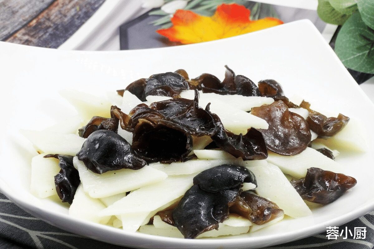 爱美的女人，建议多吃“4红3黑2绿”，含铁量高，春季常吃气色好