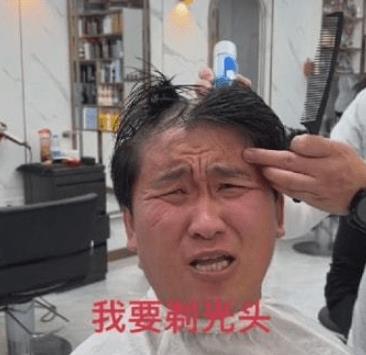 姜涛|网红姜涛与团队吃散伙饭，鞠躬道歉后女助理落泪，桌上饭菜寒酸