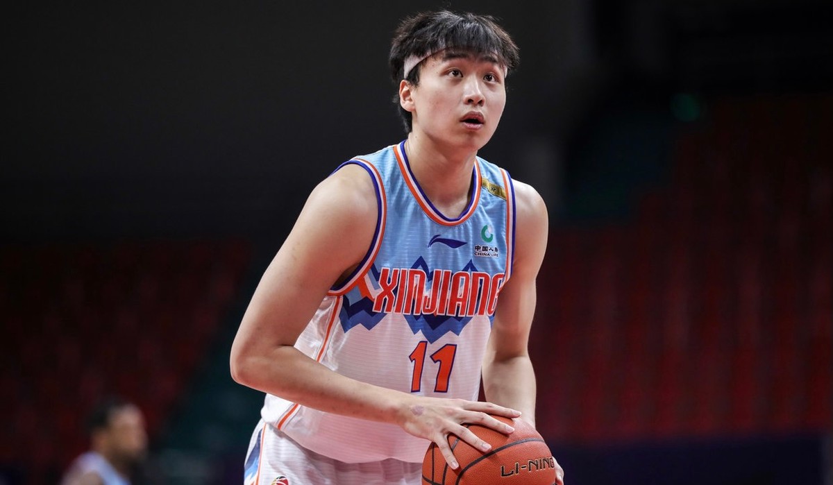 新疆男篮|6战5胜！新疆双杀青岛跻身前12，摩尔特里狂砍41+11，再见周琦