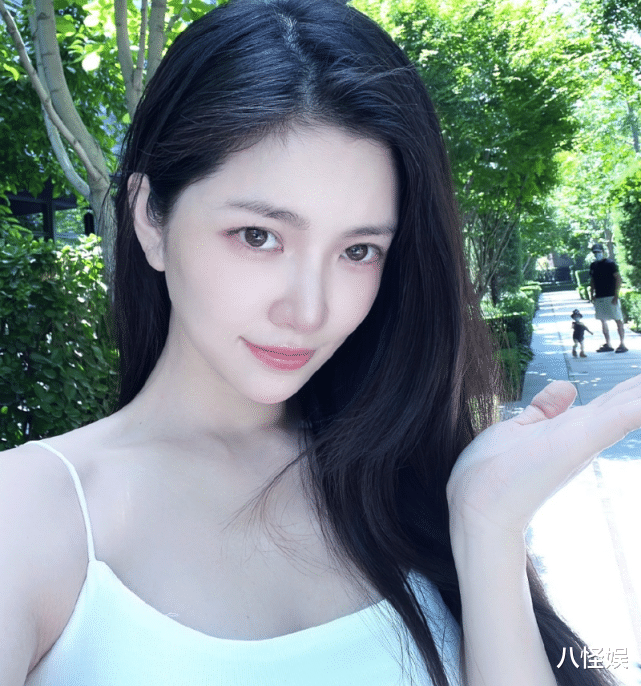 王灿|杜淳与女儿牵手遛弯，小蛋饺嘴巴被吐槽不好看，王灿急切护女