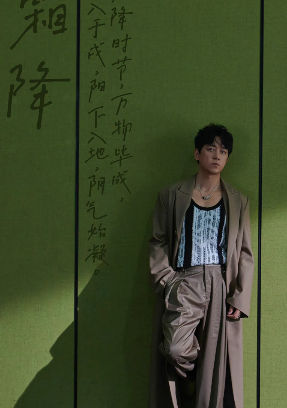 潘粤明|潘粤明晒出一组照片，网友表示真是一夜瘦回巅峰状态，P图都不敢这么P啊。