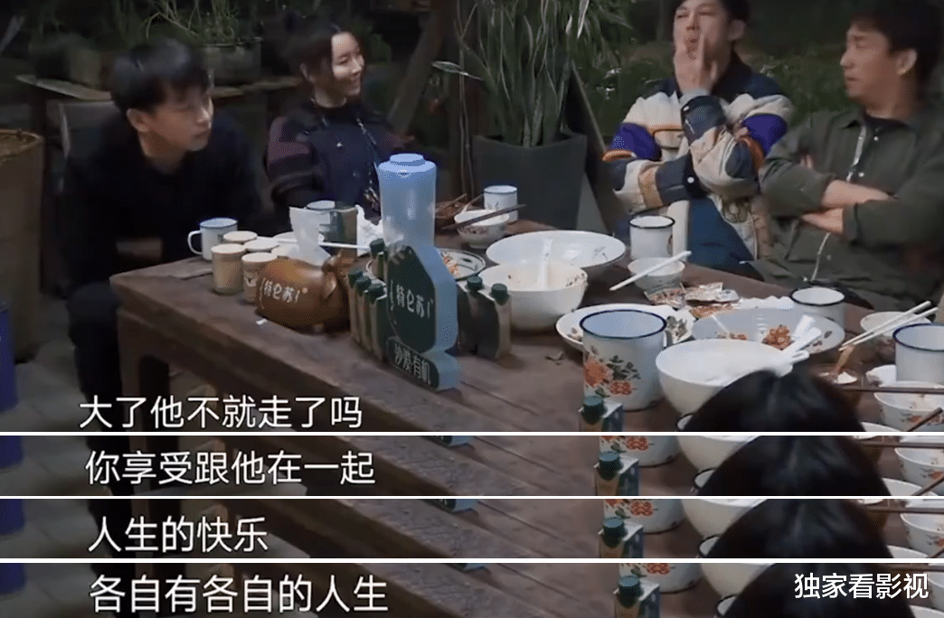 黄磊|黄磊三胎儿子露正脸，单眼皮、性格安静神似二姐，一家五口高颜值