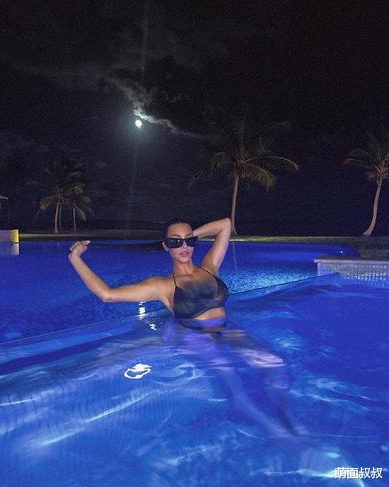 金·卡戴珊|金·卡戴珊夜晚泡泳池，挺拔身姿尽显，4岁小女儿照片遭侃爷抨击