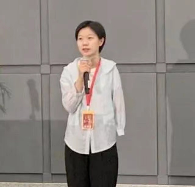 1994年,拾荒老人收养一独臂女弃婴,捡废品供她上学,如今怎么样了?