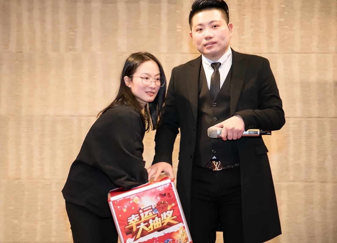 汽车|“真是太没底线了”,领导拿下属年终奖送人情,员工却敢怒不敢言