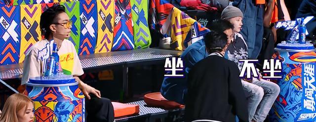 王一博|《街舞》王一博坐姿引热议，粉丝看到却被他的“胆小”笑喷