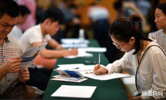 大学生|大学生就业时的“迷惑行为”，月薪过万招聘遇冷，月薪3000争相报名