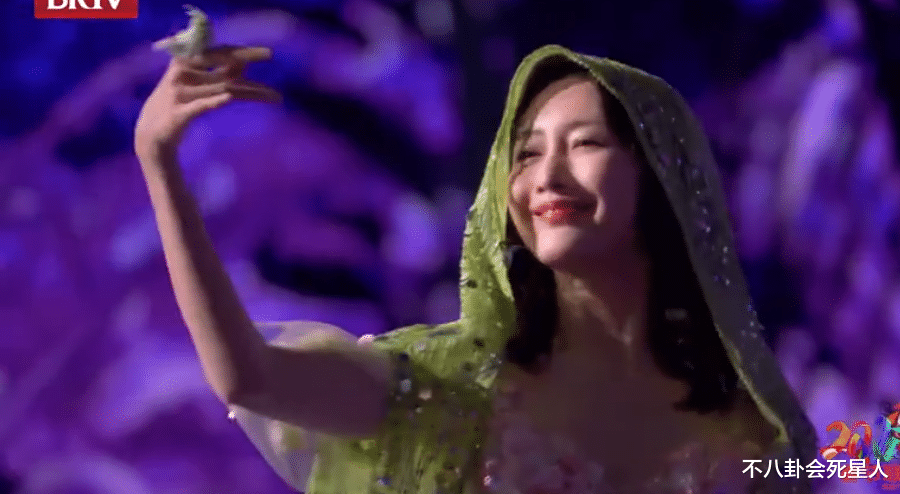 关晓彤|12位女星卫视春晚状态！杨颖唐嫣美得亮眼，关晓彤大长腿厉害了