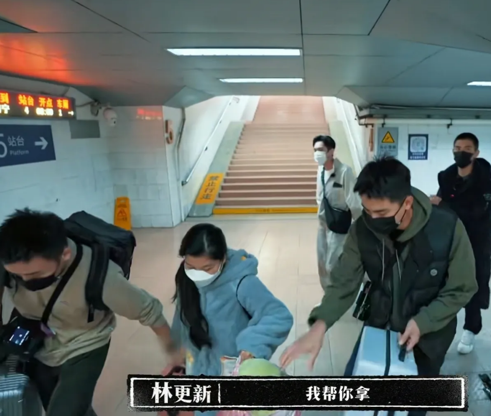 林更新|林更新火车上帮助70多岁老奶奶,对方感动回礼,现实中的他不一样