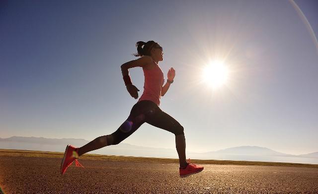 跑步|那些坚持早上跑步、做饭,冲澡之后,再去上班的人会出现哪些变化