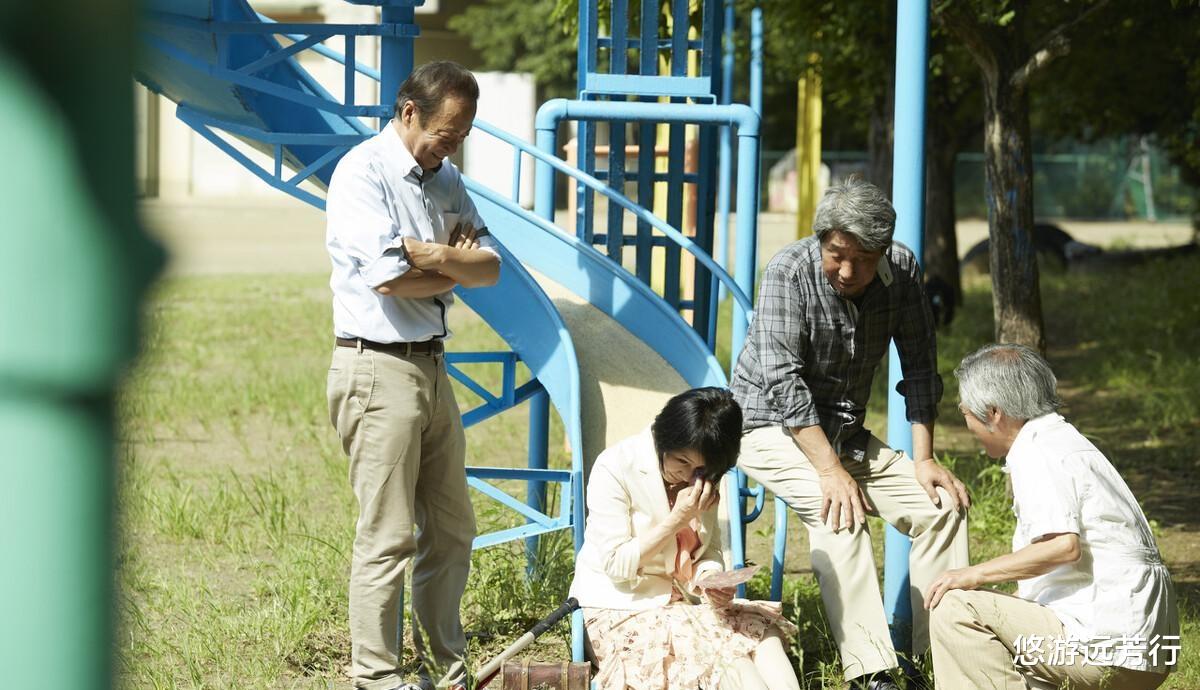 60岁保姆照顾雇主10年,离职后,雇主儿子给她送来15万,保姆泪目