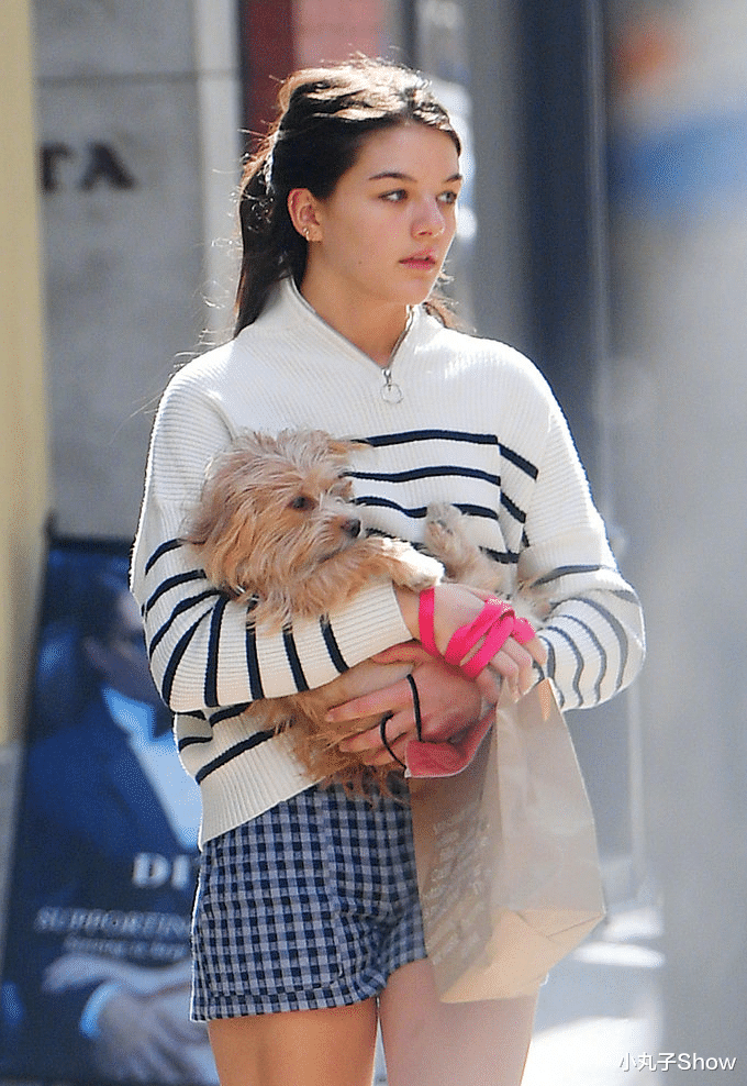 汤姆·克鲁斯|汤姆·克鲁斯女儿苏瑞长大了，穿小短裙街头遛狗，颜值像爸爸翻版