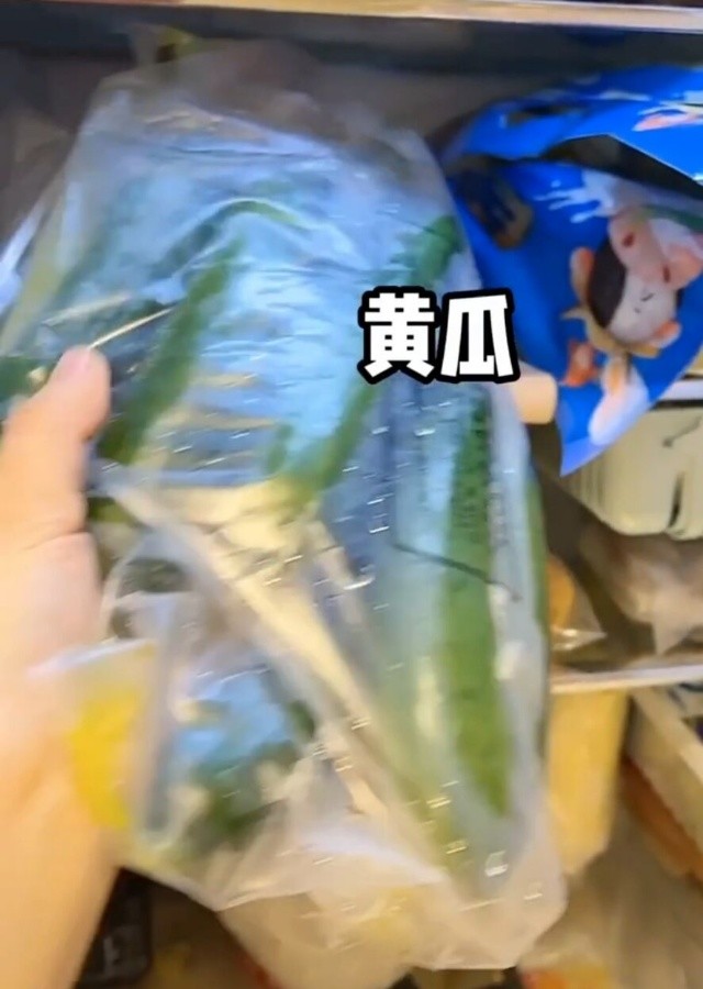 潘晓婷|潘晓婷晒上海居家防疫日记，食材、狗粮堆满冰箱，呼吁勿过量囤积