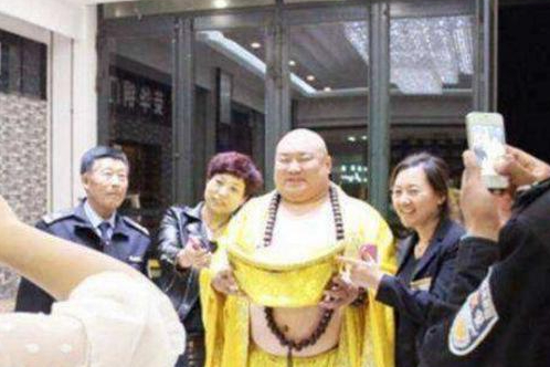 弥勒佛|真人版“弥勒佛”成网红后，被富婆花高价请回家，现状令人唏嘘