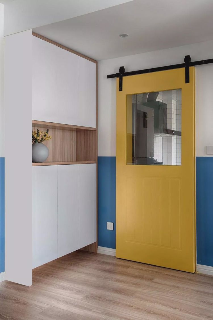 86㎡两室，蓝白拼接墙面，从客厅美到卧室，床桌一体省空间