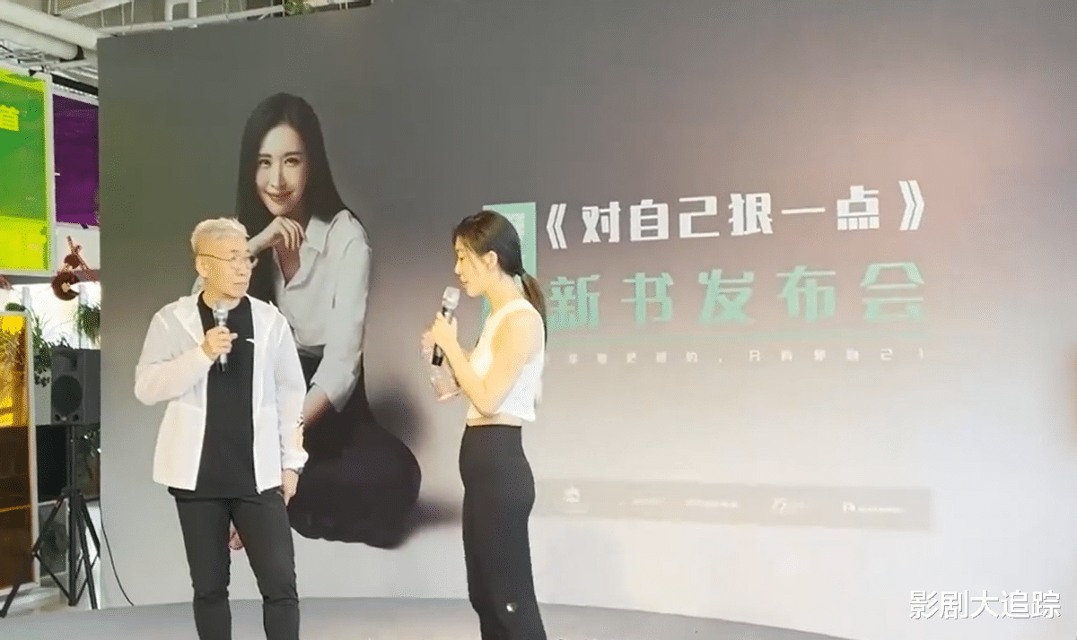 田朴珺|“王的女人”田朴珺家中倒立!翘臀细腰很养眼,猫猫陪伴太温馨