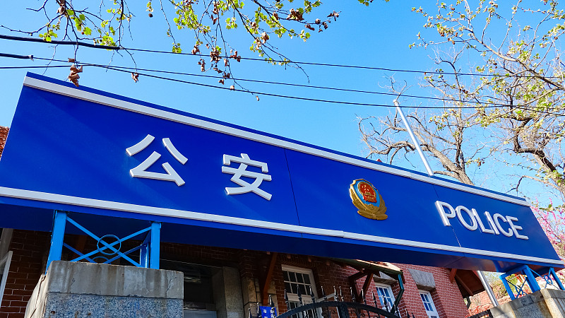 男孩到派出所报警求助，称父亲住院无人照顾自己，真相令人心酸！