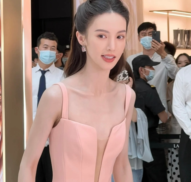 西装 暴瘦女星又添一位虎将,这7位女明星的暴瘦“名场面”,让人心疼