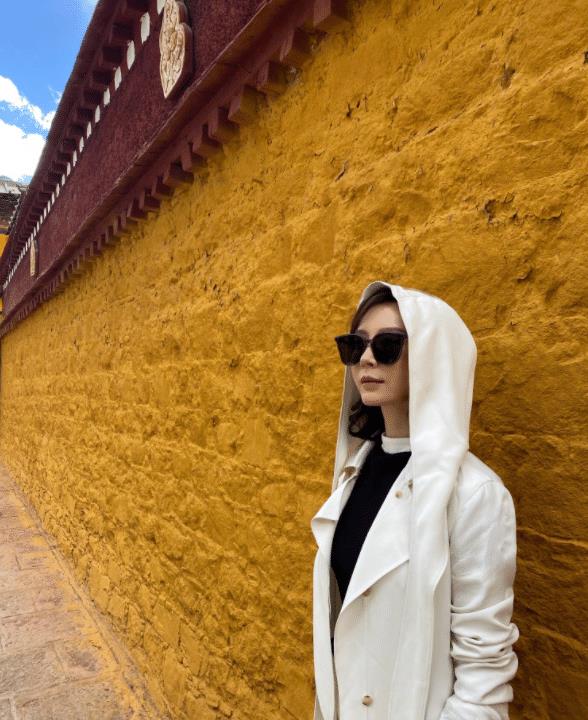 44岁陈数后台离场被拍，双腿瘦到连皮裤都装不满，一排保安盯着看