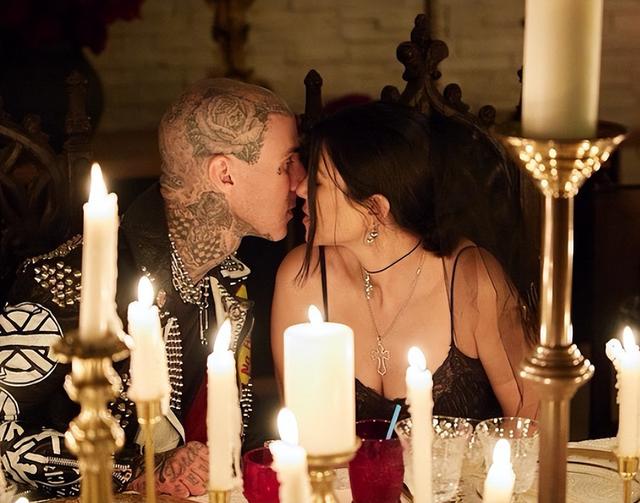 卡戴珊|卡戴珊大姐晒近照！与新婚丈夫吃烛光晚餐太浪漫，43岁仍有少女心