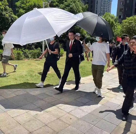 |长沙:45岁靳东小区拍戏遭围观,身姿挺拔魅力大,“没必要这样”