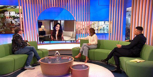 欧豪|25岁卡妹BBC直播中跳舞，衬衫滑落令主持人脸红，是否故意被热议