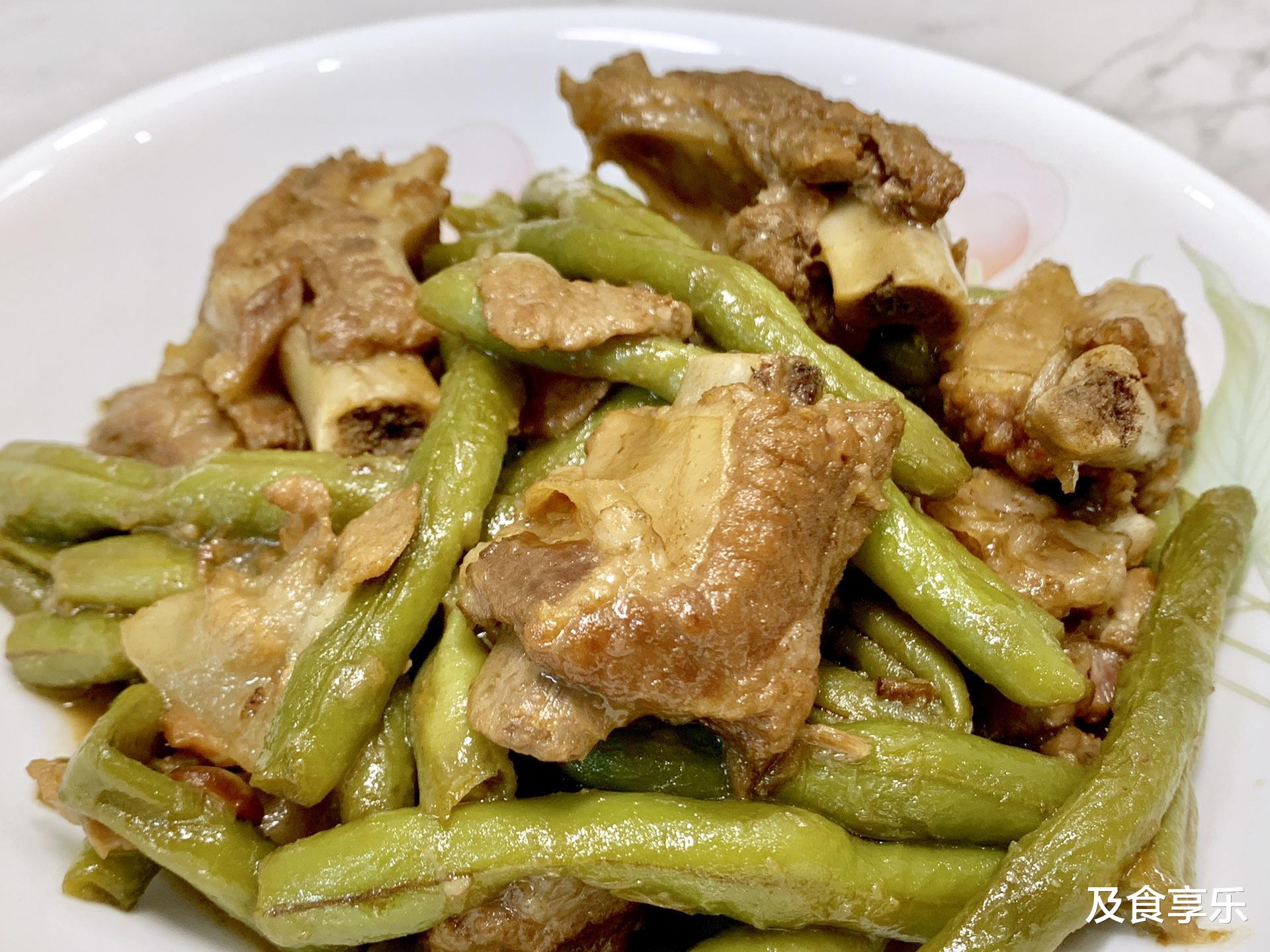 广东女孩头次去东北男友家,看着满桌菜,1口没动,直言要分手