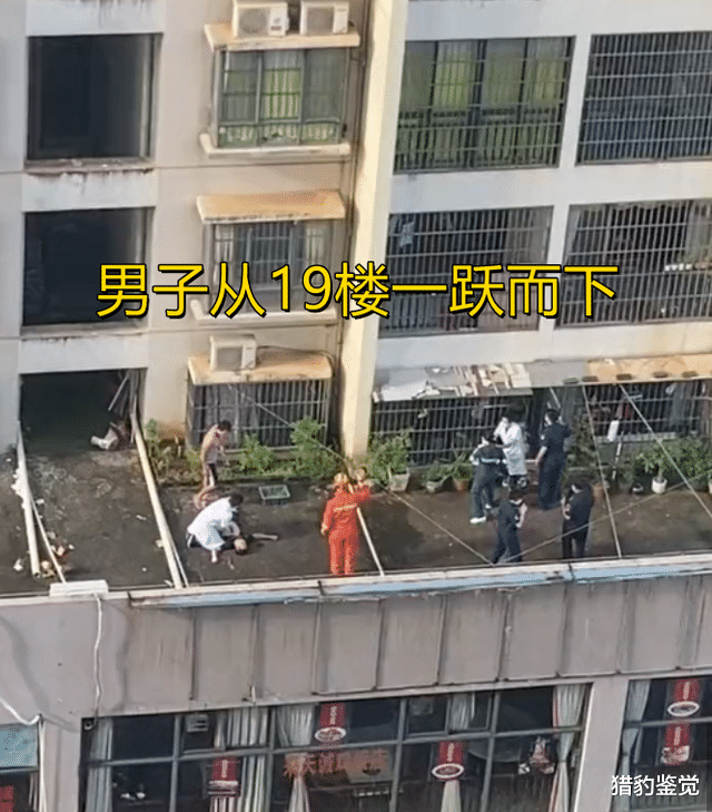 成年人的崩溃!海南一男子从19楼纵身跳下,抢救无效当场身亡