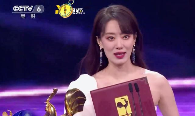 张小斐|女演员获奖时的表情，周冬雨愣了，张小斐飙泪，热巴捂胸惊讶！